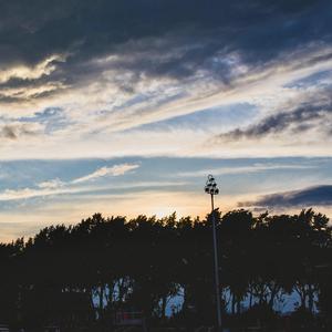 嗯,别,有人来买东西
